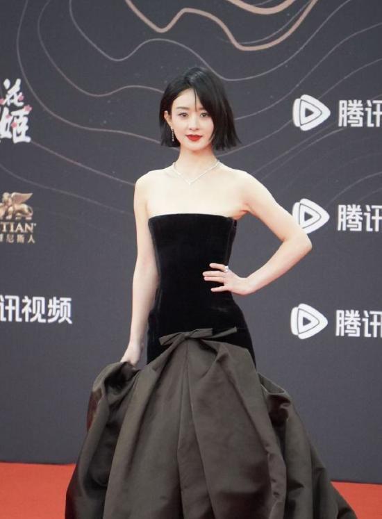 礼服唐嫣高定黑裙却被压轴的赵丽颖抢镜龙8游戏国际登录澳门这天：张萌开胸(图14)